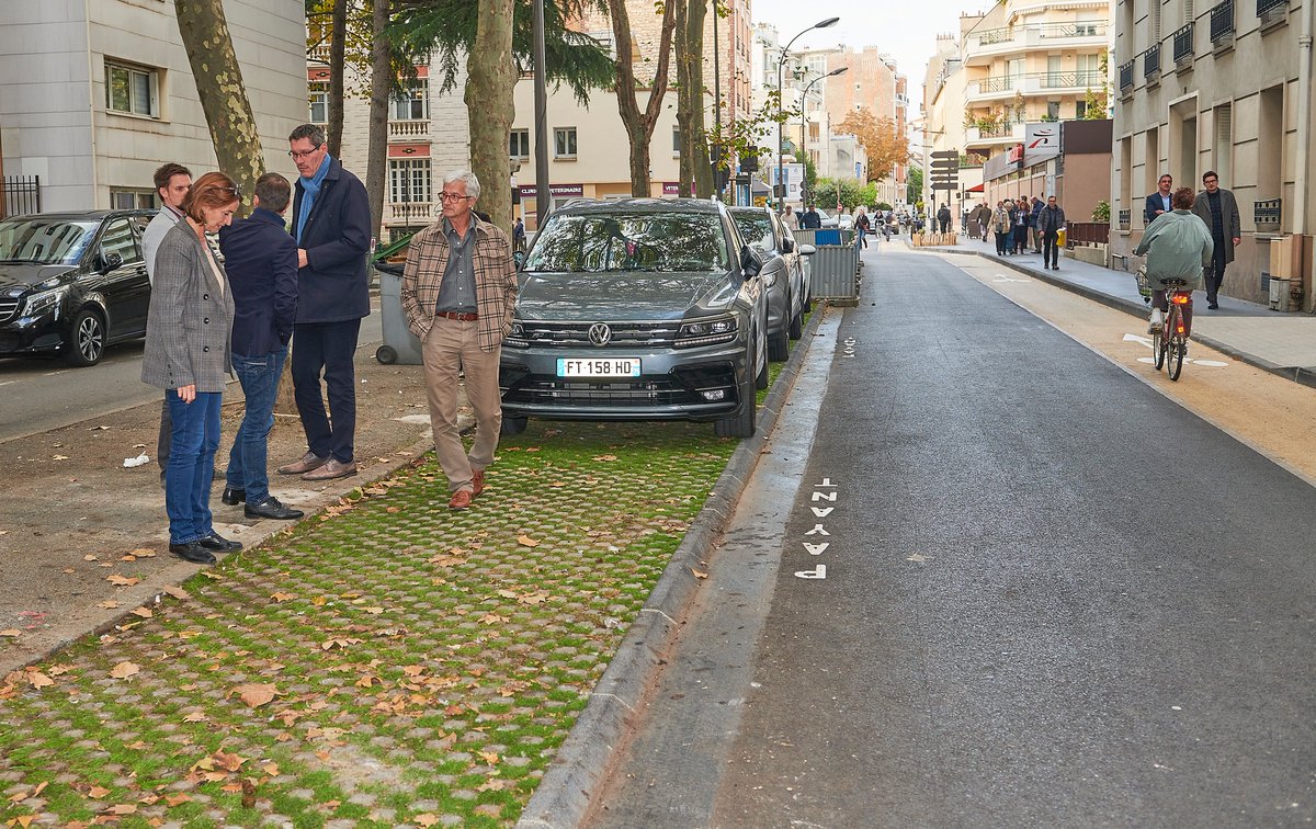 VincennesVille's tweet photo. rles-Pathé. 2/3#espaceapaisé, #bandecyclable 🚲à contre-sens, stationnement déplacé sur espaces enherbés désimperméabilisés🌱; une aire de livraison créée, des jardinières ; éclairage public rénové (leds). Une liaison vélo a été créée avec la rue Charles-Pathé. 2/3 https://t.co/slRXw6VKvV