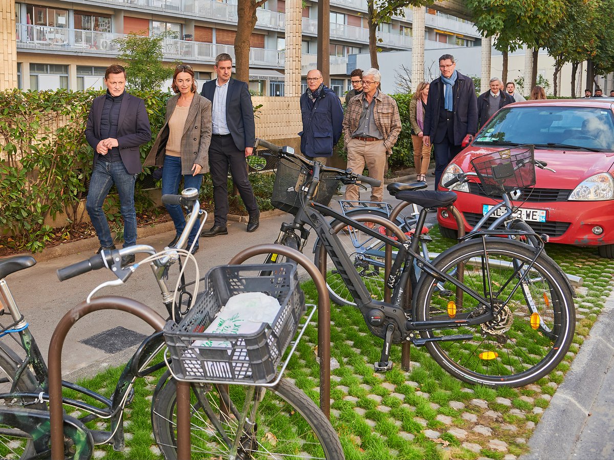 VincennesVille's tweet photo. rles-Pathé. 2/3#espaceapaisé, #bandecyclable 🚲à contre-sens, stationnement déplacé sur espaces enherbés désimperméabilisés🌱; une aire de livraison créée, des jardinières ; éclairage public rénové (leds). Une liaison vélo a été créée avec la rue Charles-Pathé. 2/3 https://t.co/slRXw6VKvV