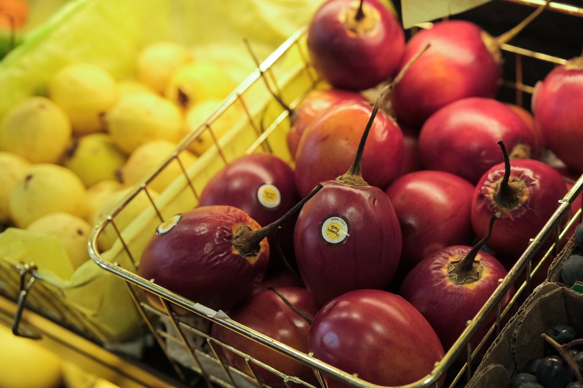 La Fruiterie Vitamine à Charlesbourg propose des fruits exotiques de la Colombie et du Pérou ici.radio-canada.ca/ohdio/premiere… #salutlesgourmands