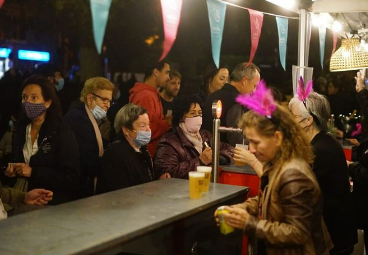 🎭 Ens fa especial il·lusió tornar a comptar la Companyia Mare Meva que per aquesta ocasió presenten el recull d’èxits ‘Mare Meva Hits’ en dos passis (entrada gratuïta): 20h i 21:30h a la pl.Antoni Malaret

🍸 Mentrestant, us esperarem a barra de la zona chill out)!