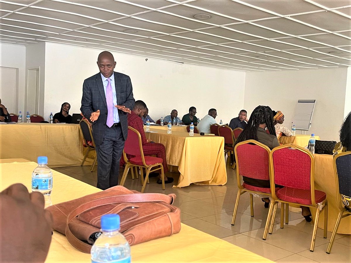 UNDPSierraLeone's tweet photo. Sierra Leone 🇸🇱 ends first phase of #PublicPrivatePolicyDialogues on #redenomination of its currency, digital economy & the #AfCFTA.
UNDP 🇸🇱 in p’ship w/ #MinistryofTrade&Industry aims to revive formal & informal stakeholders & potential areas of competitive advantage for #AfCFTA https://t.co/asp3Bu2tdX