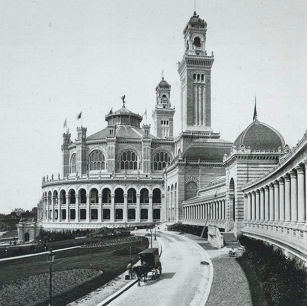 #OldParis 🕰
L'ancien Palais du Trocadéro. Il a été érigé pour l'exposition universelle de 1878 et démantelé moins de 60 années plus tard, en 1935, pour y être remplacé par le palais Chaillot.

#TBThursday #TBT