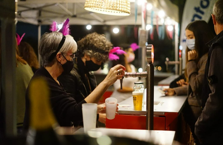 🍂 Tot i que aquest any les imatges seran sense mascareta, hem recuperat les fotografies de la Nit de #SantJust al Carrer 2021 per recordar-vos que un any més, ens trobareu a l’espai Chill Out a la plaça Antoni Malaret - durant la nit del pròxim dissabte 22 d’octubre

Anoteu! 👇🏽