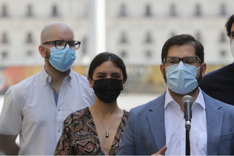 ¡Las vueltas de la vida! Hoy @gabrielboric dice defender a <a href="/Carabdechile/">Carabineros de Chile</a>, pero hace un año él, la vocera <a href="/camila_vallejo/">Camila Vallejo Dowling</a>, el ministro <a href="/GiorgioJackson/">Giorgio Jackson</a> y el subsecretario <a href="/DrManuelMonsalv/">Manuel Monsalve</a> 
votaban contra ley Naín que aumentaba penas por delitos contra funcionarios de <a href="/Carabdechile/">Carabineros de Chile</a>.