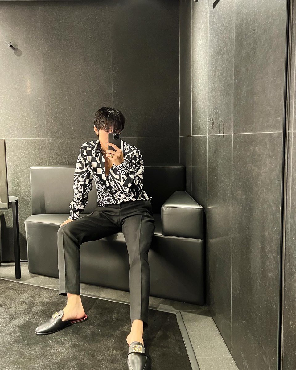 goraedooly's tweet photo. hyunghyuk as your sofa🔥 https://t.co/PSsWYc7hjj