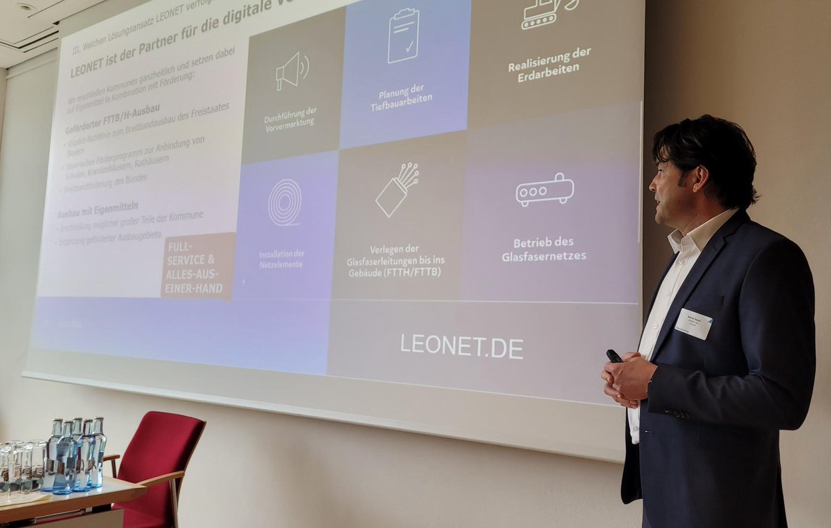 BREKOverband's tweet photo. „Wir brauchen für die #Kommunen einen flächendeckende #Glasfaserausbau und dies geht nur gemeinsam - Politik und Bürger vor Ort sowie Netzbetreiber“ – Martin Naber, CCO bei #Leonet, heute beim Bayerischen #Breitbandforum der @GZ_AKTUELL in #Amberg. #Kooperation #Bayern #Glasfaser https://t.co/oiTqMoiYtC