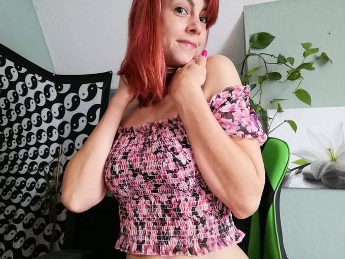 Hello #twitterworld 😍 Today i was shopping and bought a lot of new things 🤩 Can't wait to wear them outside<a href="/tag/twitterworld"class="tags">#twitterworld</a><a href="/tag/thursdaythoughts"class="tags"><span>#thursdaythoughts</span></a><a href="/tag/german"class="tags"><span>#german</span></a><a href="/tag/pinkhair"class="tags"><span>#pinkhair</span></a><a href="/tag/germangi"class="tags"><span>#germangi</span></a>