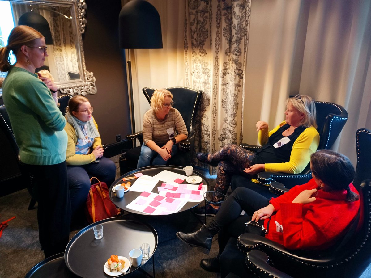 opintokeskukset's tweet photo. Opintokeskuspäivässä kohtaavat vuosittain Suomen 12 opintokeskusta. Tänä vuonna teemana #jatkuvaoppiminen ja paikkana @taitotalofi Pienryhmissä pohditaan innolla oman työn sekä koulutusalan unelmia ja osaamistarpeita tulevaisuudessa. Mukana myös @JotpaFi 
#tulevaisuus #osaaminen https://t.co/bhjLuucGHb