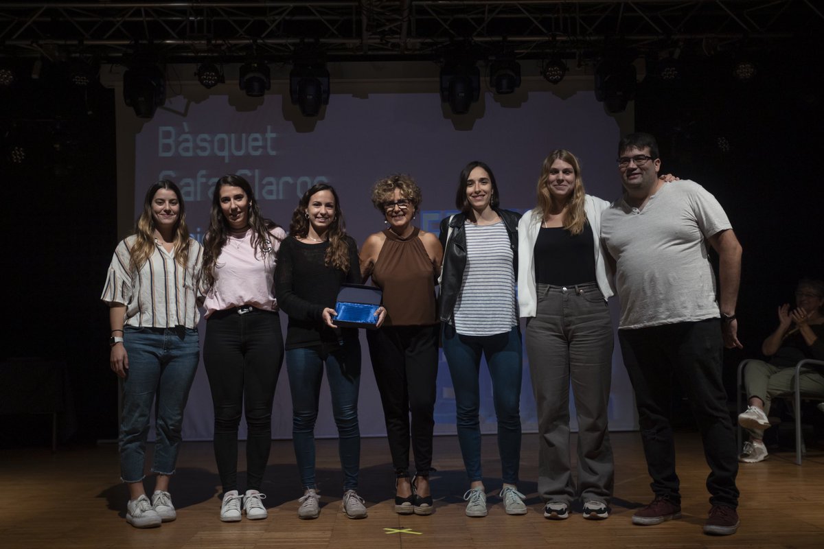 🎖 Dijous passat, el Sènior A Femení va ser premiat a la Festa de l'Esport, celebrada a l'Espai Jove La Fontana.

🔥 Salvació a Copa Catalunya
🏆 Equip Gracienc competint a més categoria

#SafaClaror | #ForçaSafa