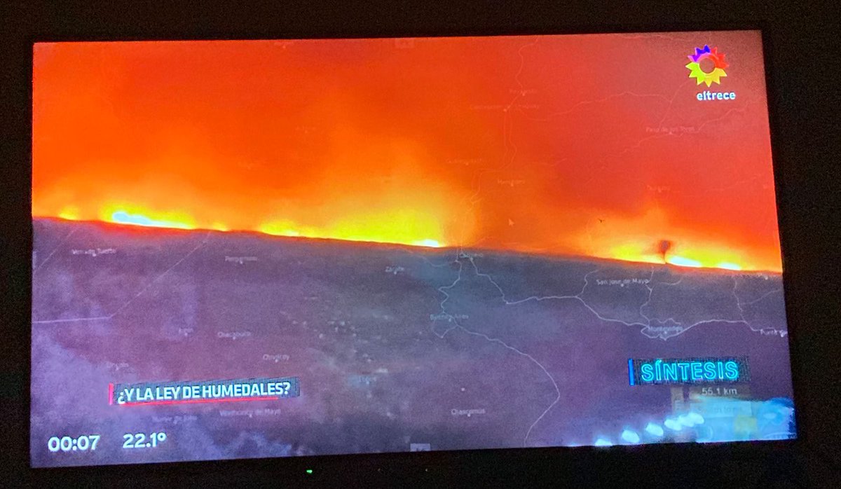 Leonardo_Grosso's tweet photo. Así vuelve a estar el Delta del Paraná. Tomado por el fuego. Como dice la 📺: siempre la misma situación. La única forma de cambiar el curso de esta historia es avanzando con el tratamiento de la #LeyDeHumedales antes de que terminen de quemarlo todo. https://t.co/WR3SMFMXmf