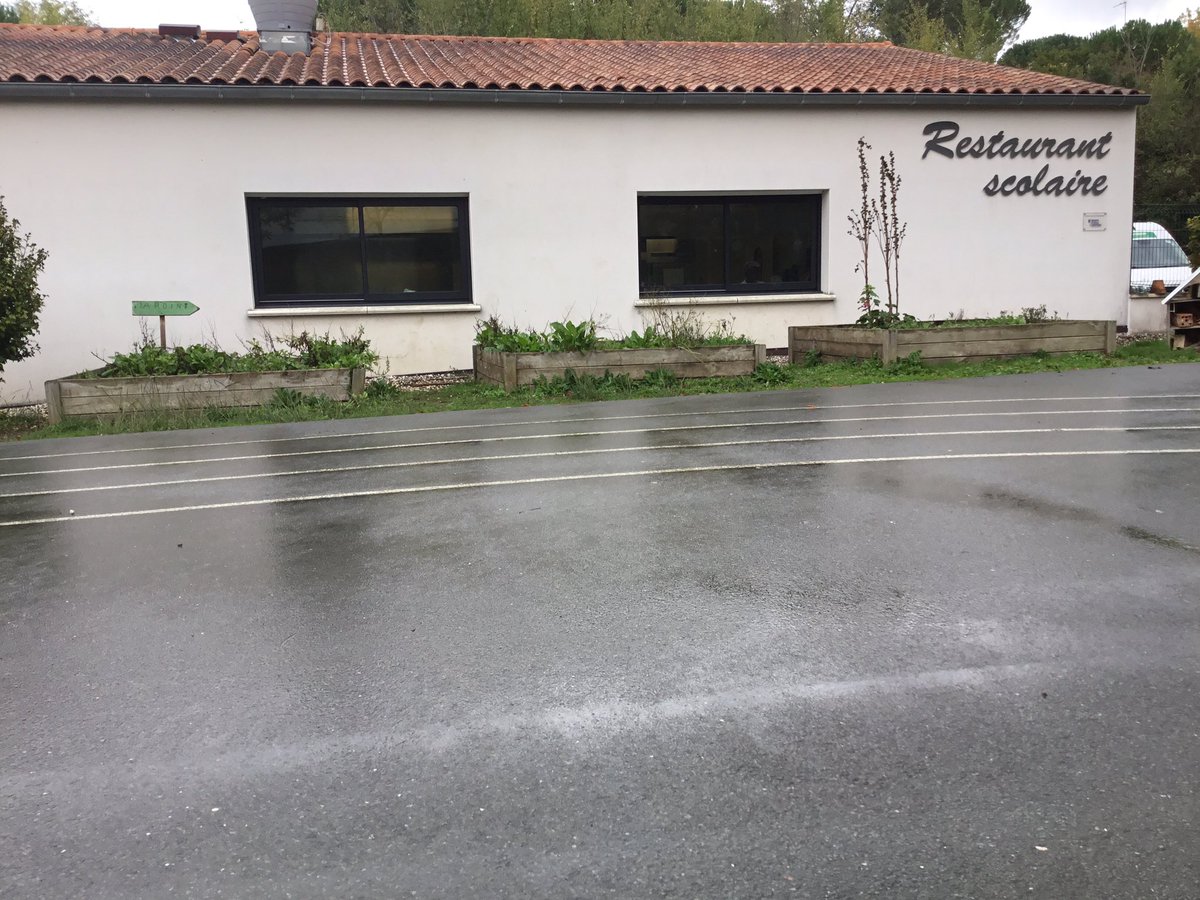 #QuotiTweet <a href="/CMRenoux/">CM RENOUX</a> @cm1b229 #DansMonEcole, nous avons un jardin qui était entretenu par les CP. Au printemps, c’est notre classe qui va s’en occuper.Livia