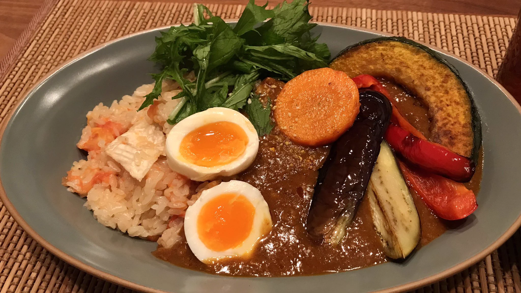 組み合わせが最高！カマンベールとトマトの炊き込みご飯と無印のキーマカレー！
