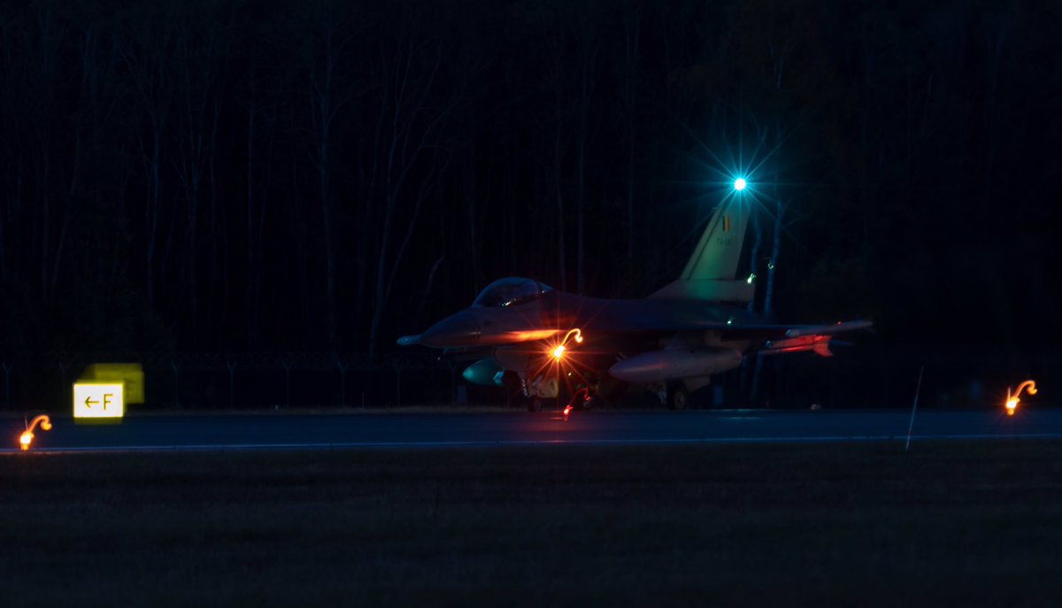 Nachthimmel über dem Baltikum: Aktuell fliegen unsere 🇩🇪 #Eurofighter der #NATO-Mission #VAPB verstärkt Nachtflugtraining im multinationalen Rahmen. Gemeinsam mit 6 #F16 der @BeAirForce 🇧🇪 starten Kampfjets in den Himmel über 🇪🇪! #DeterandDefend #StrongerTogether 💪@NATO_AIRCOM