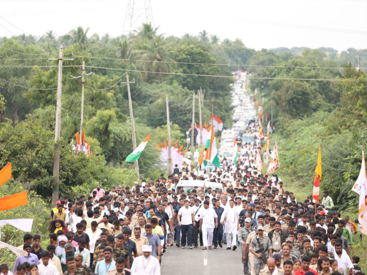 krishnabgowda's tweet photo. Joined @RahulGandhi &amp; other leaders today at Chitradurga for the #BharatJodoYatra. The crowd was ecstatic.The energy of the yatris &amp; people are infectious.Each passing day,the yatra is gathering more strength as support are pouring in from every village, town &amp; city of Karnataka. https://t.co/m9xh77MyH1