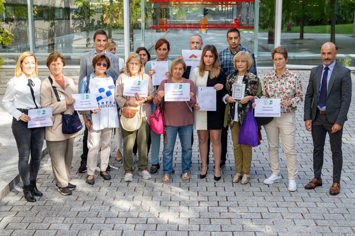 Lorenamp82's tweet photo. Las familias necesitan verdad y que se depuren responsabilidades. No nos rendiremos hasta saber lo ocurrido en las residencias madrileñas con los protocolos de la vergüenza de Ayuso. Gracias a @pladigmare, @MareaResidencia y @VyJ_7291 por su apoyo y lucha #ComisiónDeInvestigación https://t.co/mzFzH8Zxfx