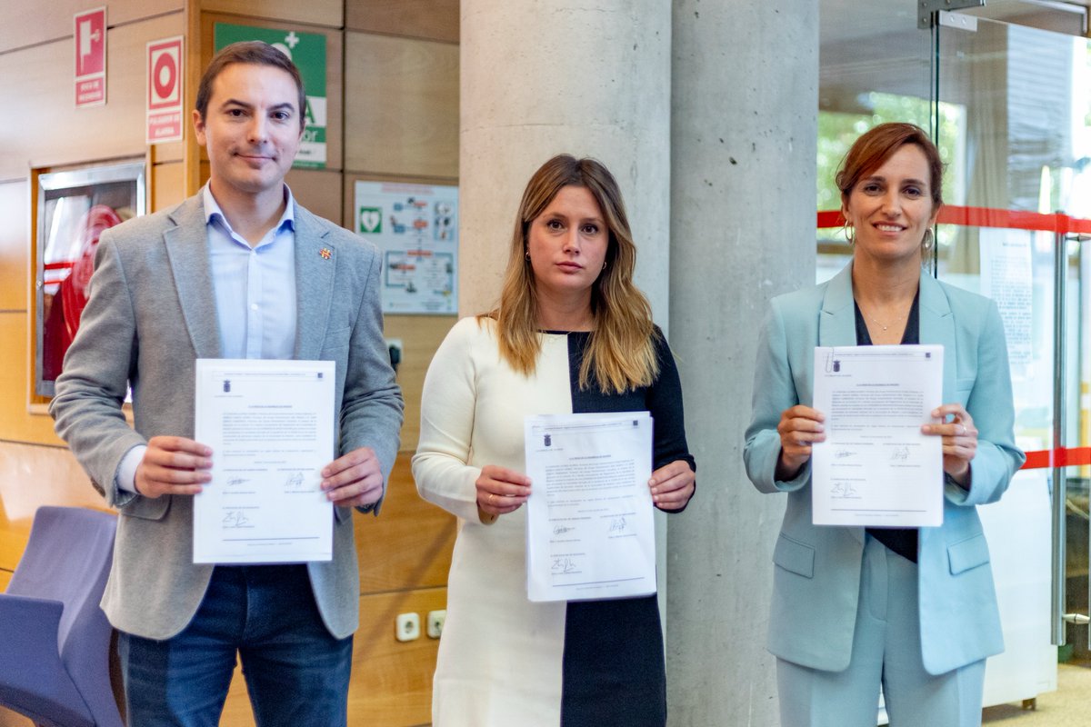 Lorenamp82's tweet photo. Las familias necesitan verdad y que se depuren responsabilidades. No nos rendiremos hasta saber lo ocurrido en las residencias madrileñas con los protocolos de la vergüenza de Ayuso. Gracias a @pladigmare, @MareaResidencia y @VyJ_7291 por su apoyo y lucha #ComisiónDeInvestigación https://t.co/mzFzH8Zxfx