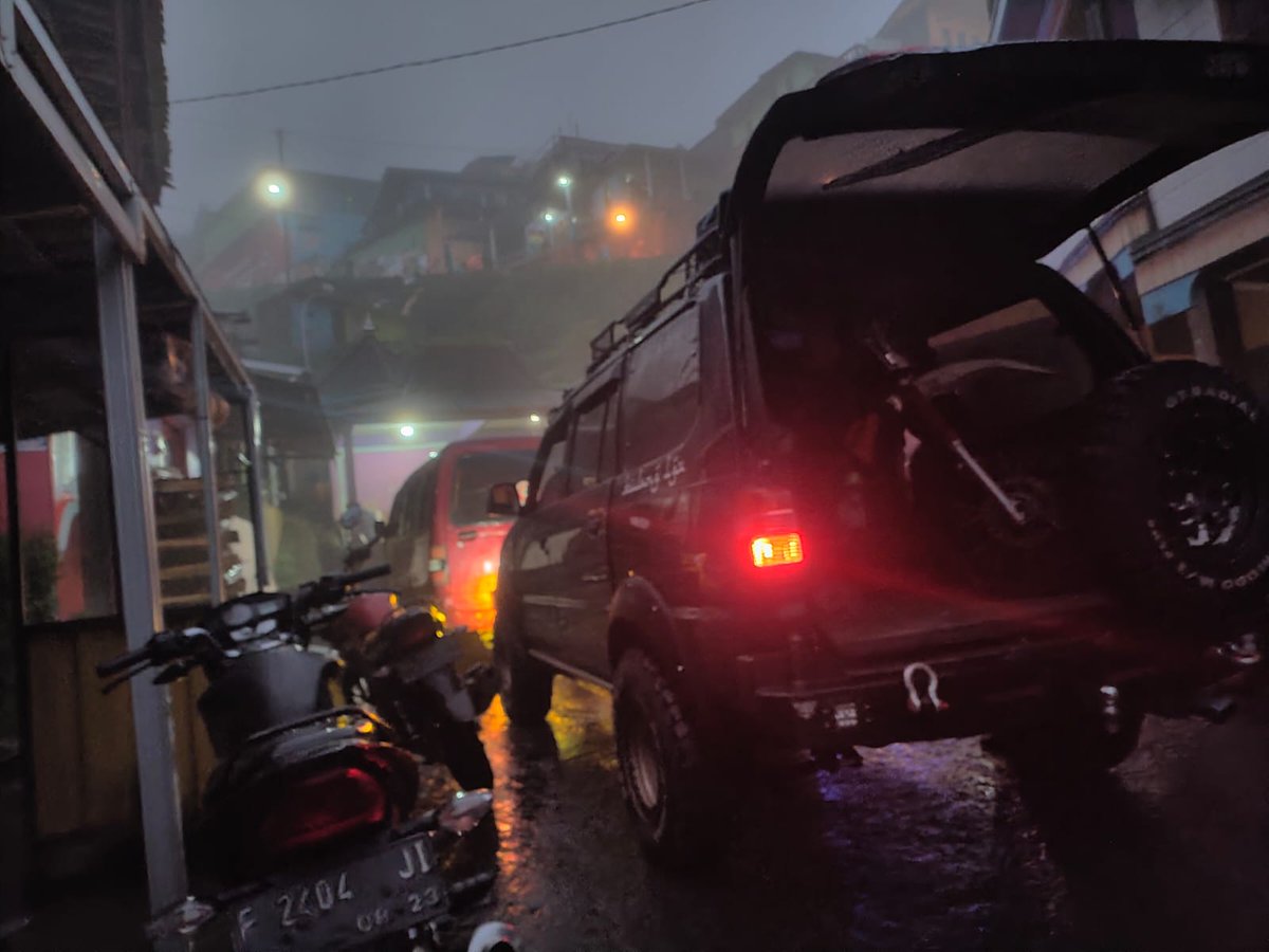 nde_sn's tweet photo. Kalang Kabotttttttttt

#prayforbogor #jakarta #viral #alam #kabut #pegunungan #pendaki #mdpl #nepalvanjava #magelang #jogja #borobudur #kaliangkrik #mangliskyview #silancurhighland #wonderfullindonesia https://t.co/NUZgml19nA