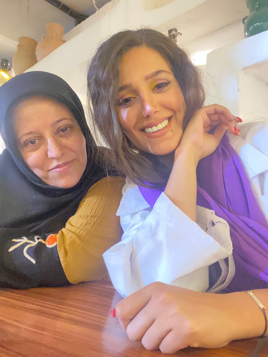fvckingsahara's tweet photo. سالهاست تو خونه ما 
مادرم نماز میخونه‌ من‌نمیخونم ،
مادرم حجاب داره من‌ندارم ، مادرم نمیرقصه ولی برای من و خواهرم دست میزنه تا ما برقصیم ، 
مادرم قرآن میخونه من نه ، 
ما سالهاست کنار هم خوشحالیم و داریم راحت زندگی میکنیم ؛ 
کاش کشورم ، ایرانم ❤️‍🩹 همینطور بود. #مهسا_امینی https://t.co/SwHqnwJuF7