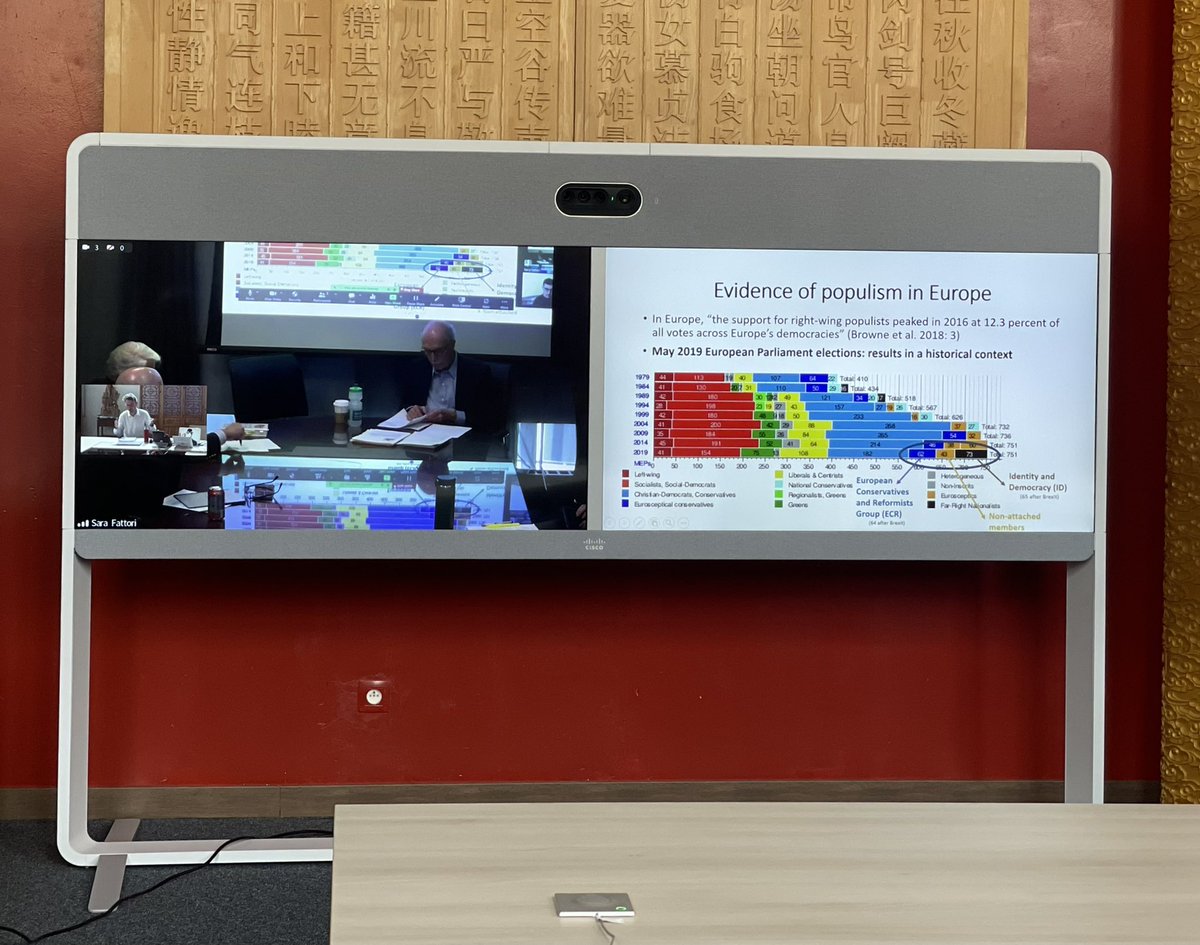 MATA_CoE's tweet photo. Prof. #SimonSchunz explains centrifugal forces and #Populist-#Nationalist challenges to liberal democratic governance in Europe and the US 🇺🇸🇪🇺 at Prof. Shattuck’s “US-EU Relations in the 21st Century: a Multidisciplinary Analysis of #Transatlantic Affairs” #MATAstudents https://t.co/e5zlwqnhNW
