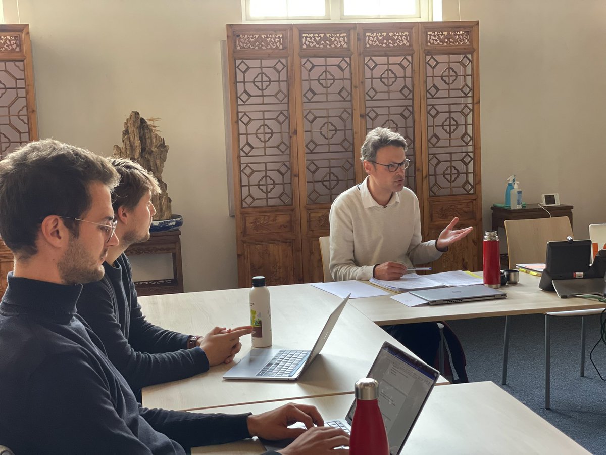 MATA_CoE's tweet photo. Prof. #SimonSchunz explains centrifugal forces and #Populist-#Nationalist challenges to liberal democratic governance in Europe and the US 🇺🇸🇪🇺 at Prof. Shattuck’s “US-EU Relations in the 21st Century: a Multidisciplinary Analysis of #Transatlantic Affairs” #MATAstudents https://t.co/e5zlwqnhNW