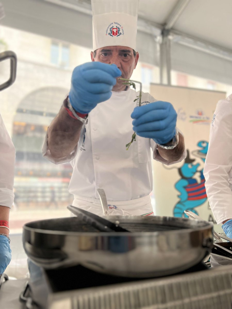 FICLazio's tweet photo. Alla festa del cuoco di Brescia il buffet delle regioni per il Lazio realizzato dalla Chef Maria Cassetta e lo Chef Damiano Mattaliano https://t.co/074504uMCG