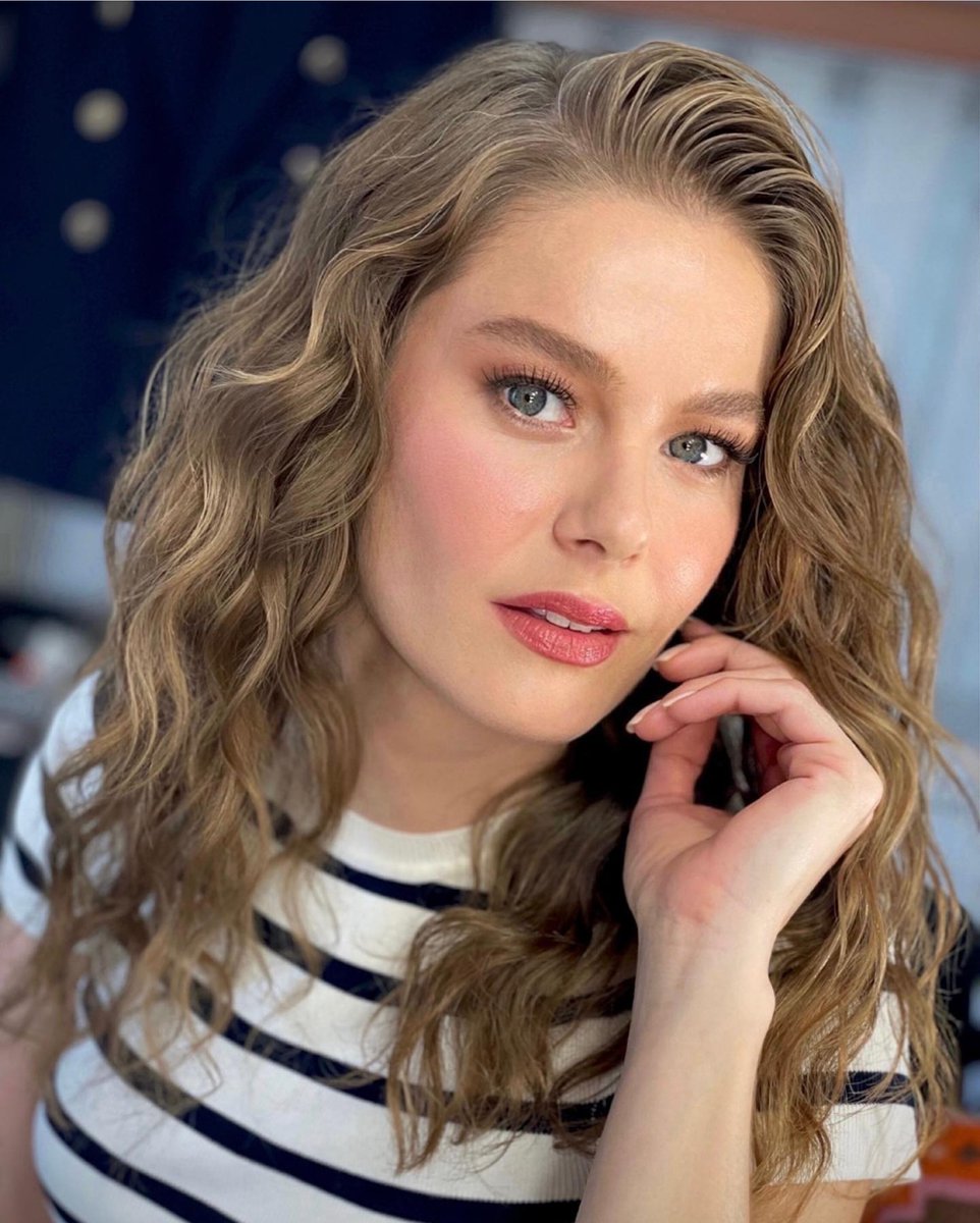 ergen_turkan's tweet photo. Oyyyyyyyyyy 😍😍😍😍😍😍♥️#BurcuBiricik #CamdakiKız https://t.co/SFcm7M8pDG