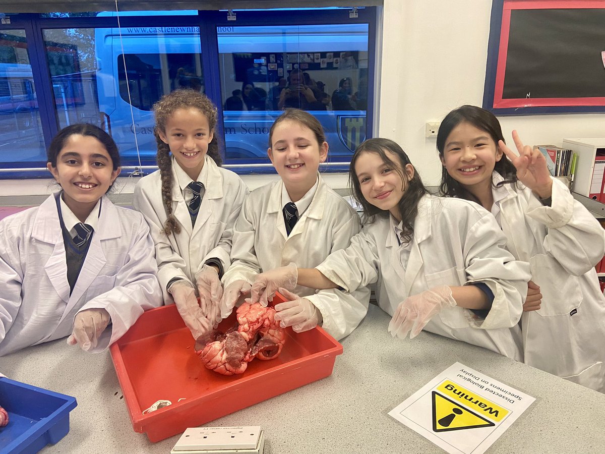 Some of our year 7’s showing prospective parents and pupils what science <a href="/CastleNewnham/">Castle Newnham</a> is all about 🔬🧫🧬🥼🧪