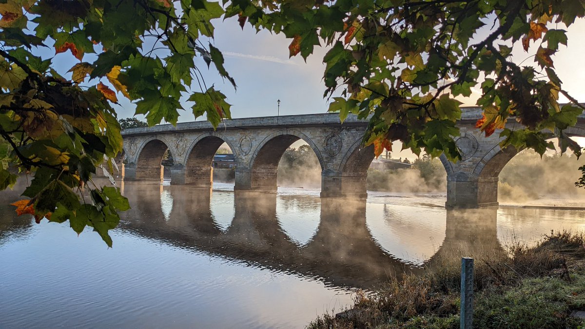 So beautiful down by the river this morning. No matter how much I might not want to get up and out, I never regret doing it, especially when I see this sight 🧡 #Hexham #RiverTyne