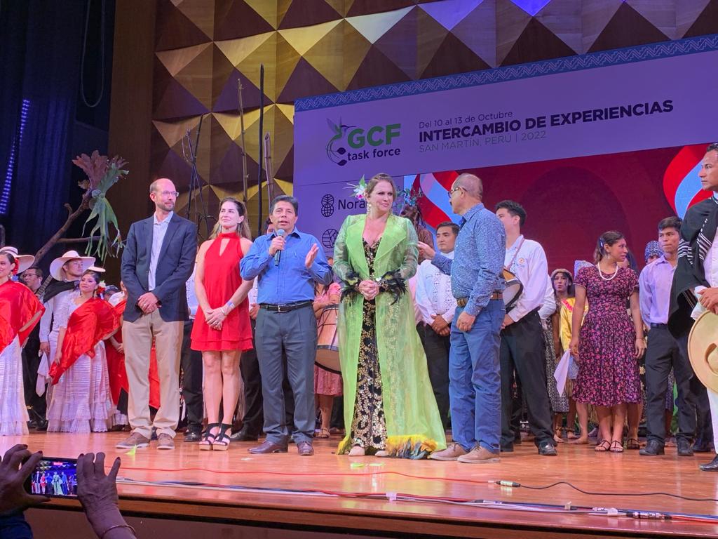 Within the framework of activities of the #IntercambiodeExperiencias, the President of Peru, Pedro Castillo Terrones, and Regional Governor of San Martin, Pedro Bogarin, joined GCF Task Force participants at #CUMO for a Cultural Night, highlighting Peru’s rich culture. #GCF2022