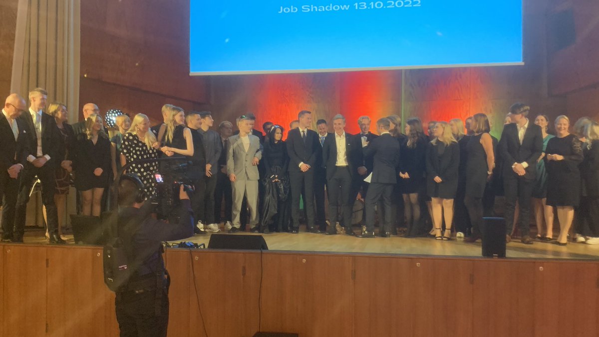 karhuju's tweet photo. 20-vuotias @NuoriYrittajyys juhli järjestämällä #NYjobshadow-päivän jossa 31 nuorta yrittäjää varjosti päivän 31 johtajaa - mukana @finanssiala’n @Piianoora ja @TuomoYliHuttula! Melkoinen mahdollisuus. Mukana oli myös ministeri @MikaLintila. Tässä yhteiskuva osallistujista! https://t.co/1DQag8xhfk