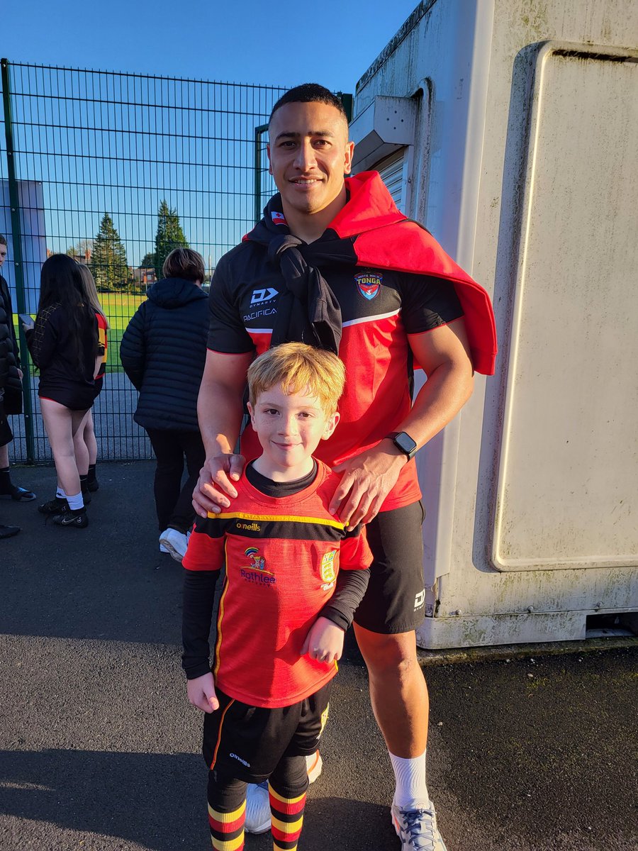 FionaMccooey's tweet photo. Amazing opportunity to meet more of the fab Tonga team at training tonight, thank you so much. @PilksRecsARLFC . @QueensCoEURC https://t.co/ItamJ2RF1K