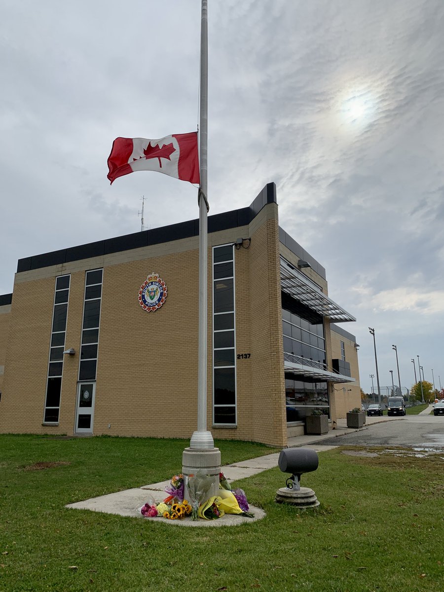 SouthSimcoePS's tweet photo. From the flowers and food being dropped off at our stations, to last night’s packed candlelight vigil, to Innisfil Beach Park lit up in blue, to the book of condolence in Bradford, for all the posts and notes of condolence - thank you. https://t.co/nl9soggiMm