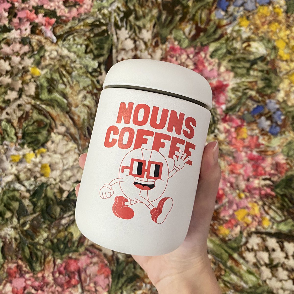 ⌐◨-◨ Free Mug with New Subscriptions ⌐◨-◨ 

Just add a subscription product and the Nouns Coffee mug to your cart and the discount will be automatically applied! 

Available while supplies last. 

shop.nouns.coffee/products/whole…