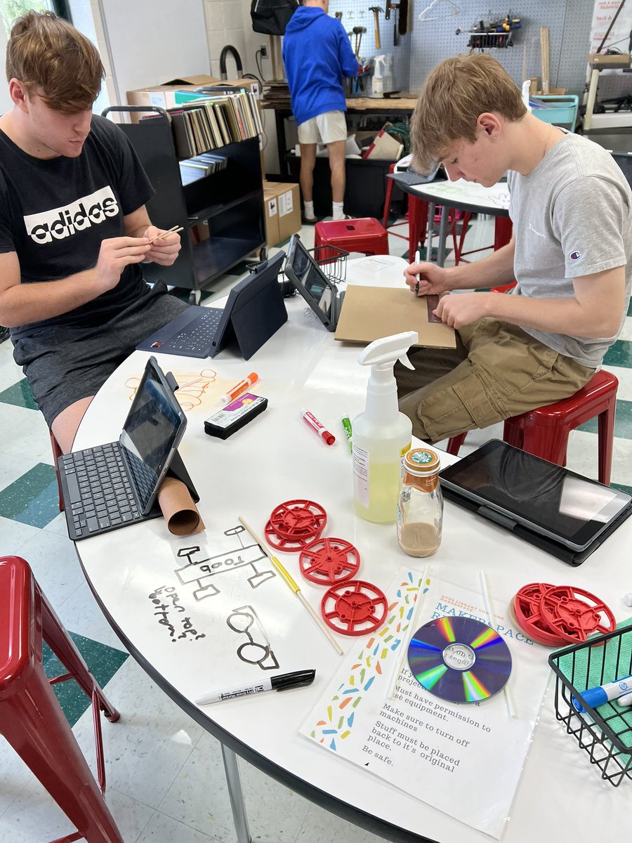 SciEdInnovator's tweet photo. Physics Ss are designing & documenting first prototypes for their rubber band powered vehicles in maker space with @QVHSPHD. Engineering design process and collaboration are leading us to creative first iterations π·ββοΈπ¨ββοΈπ οΈ #exploringcomplexity #findingopportunity https://t.co/EuhMuIfSy6