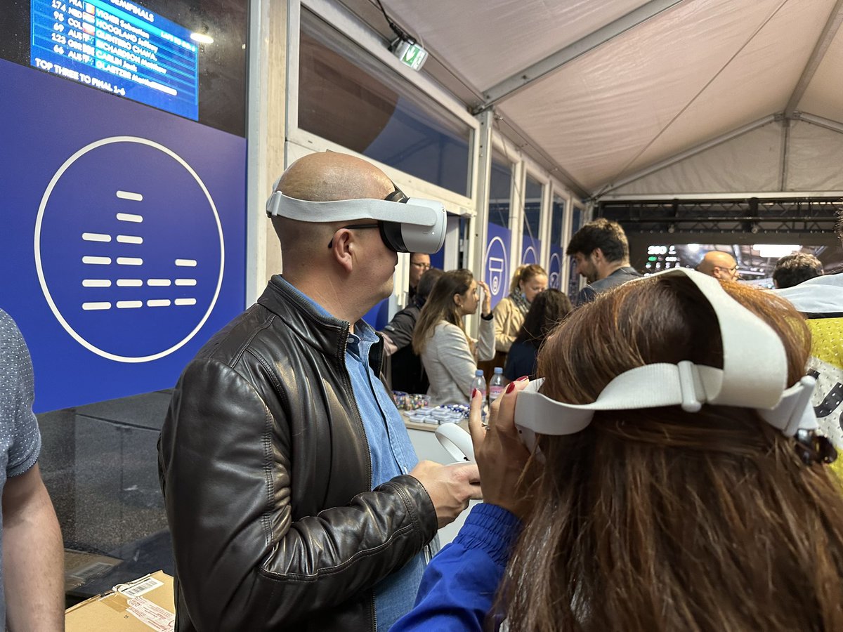 ArnaudCourtier's tweet photo. Innovations 5G au @Velodrome_nat de @sqy avec @nokia @orange @IntelFrance &amp; XD Motion - #terredinnovation la technologie au service du sport, impressionnant ! #territoireolympique https://t.co/RY50ZOfmlu