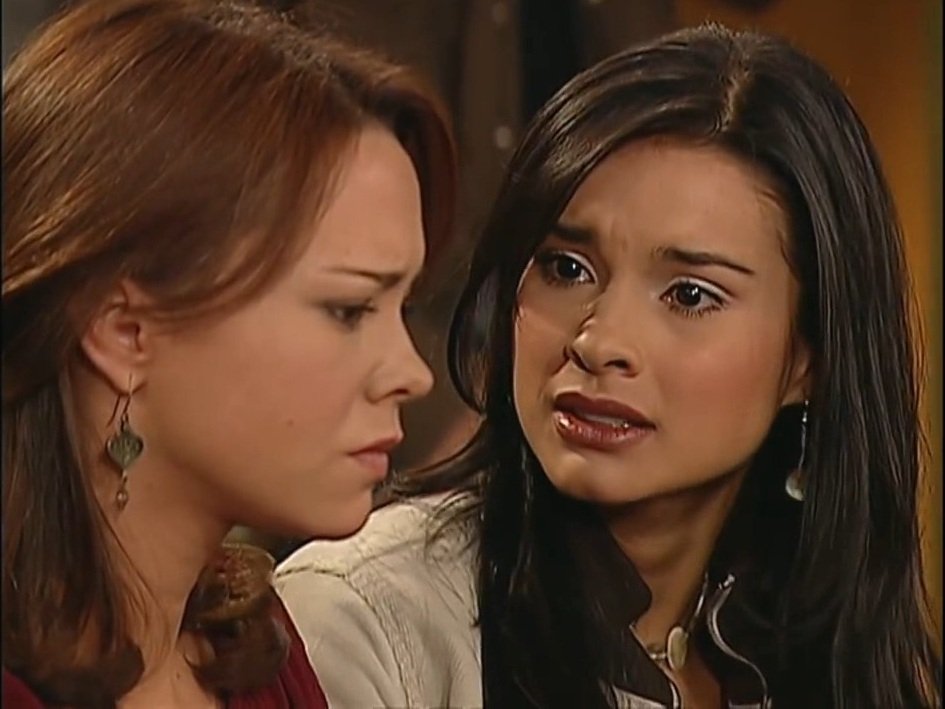 PasdeGavilanes's tweet photo. #PasiónDeGavilanes #GavilanesNova #PDG99 Sara se reúne nuevamente con sus hermanas. https://t.co/RHjSDmBW37