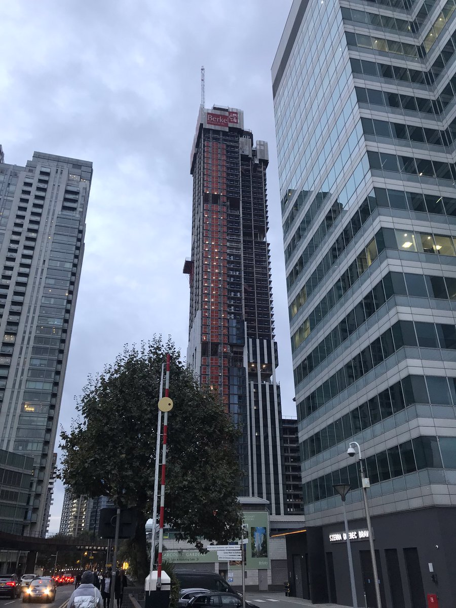 TheStephenShard's tweet photo. South Quay Plaza 4 Construction 🏗🏙 12th October 2022 #London #CanaryWharf #IsleOfDogs #MarshWall #SouthQuay #SouthQuayPlaza #SouthQuayPlaza4 #LondonConstruction #Construction #LondonPhotography https://t.co/hwvUr7ejoM