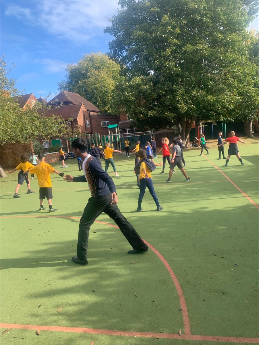 AloysiusSchool's tweet photo. Year Six were very fortunate to have a sports science student leading their PE session this week.
#beambitiousforthehighergifts
#futureteacherinthemaking
@CherwellSchool @CherwellPE https://t.co/eCYHDNd8A1