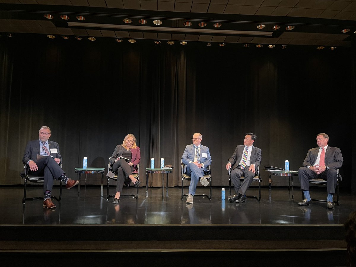 canadasairports's tweet photo. Tourism and airport leaders share their views on the importance of US-Canada travel and how we can build resiliency in our industry and foster a stable workforce. Thanks @FBC_USCAN for bringing us all together. #collaboration #tourismmatters 🇺🇸🇨🇦 https://t.co/25vPCIMtex