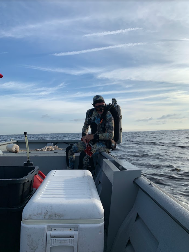 UFcoastal's tweet photo. Promptly mobilizing to assess #waterquality impacts from #HurricaneIan, our team traveled across the waters of SW FL with @SCCF_SWFL this week. We're sampling for harmful #algae, nutrients, indicator bacteria, &amp; measuring dissolved O2. Read more: https://t.co/r4EWWCqBiG (1/2) https://t.co/UcrY2r7dkQ