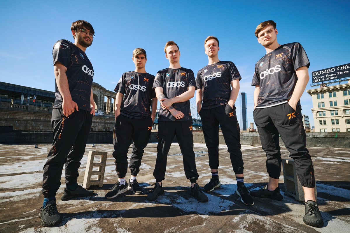 lolesports's tweet photo. Which two teams will make it to the #Worlds2022 Quarterfinals today? https://t.co/7TX376BOXX