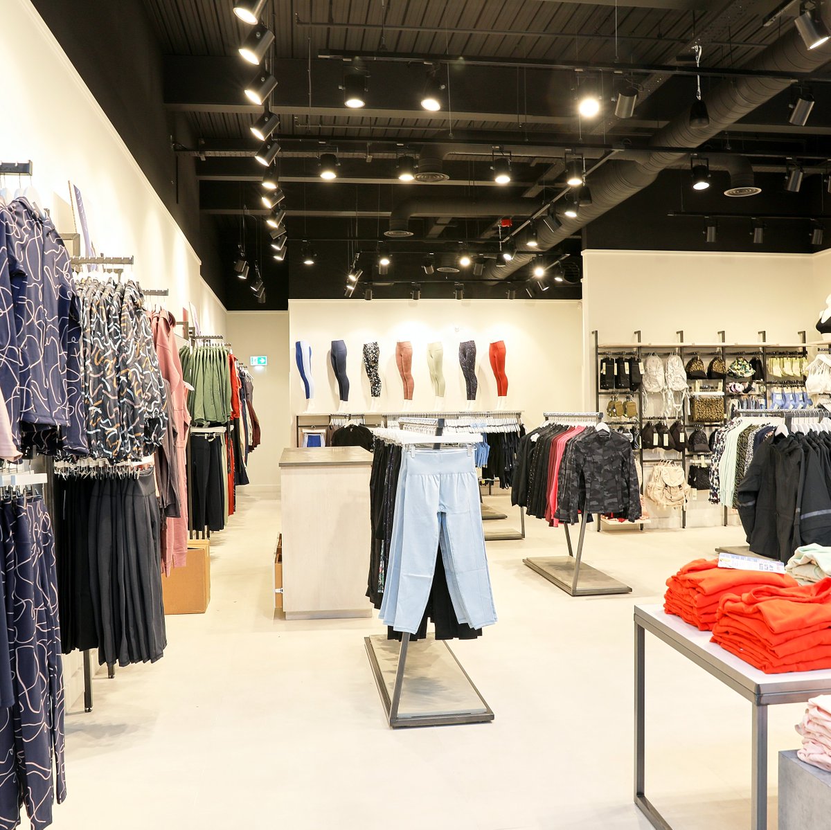 🎉 HELLO SWEATY BETTY 🎉 Plan your visit to shop @sweatybetty's iconic sportswear at unbelievable outlet prices. 😍 Find the new store next to kate spade new york & Superdry within The Avenues.