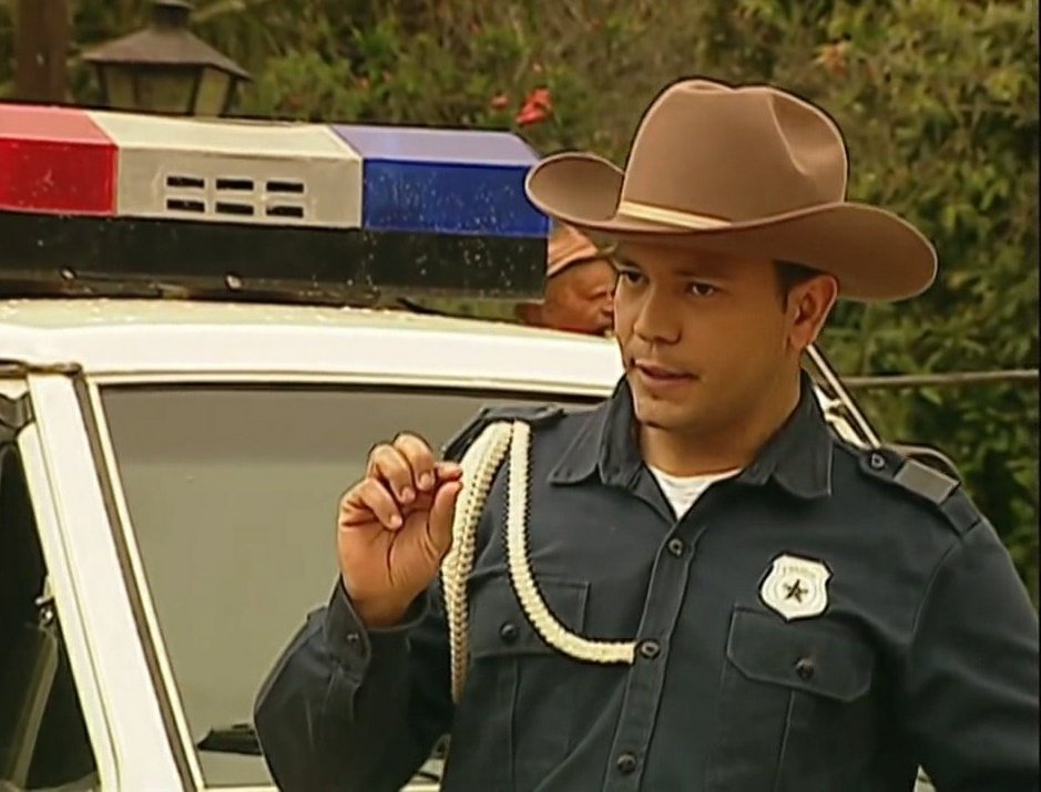 PasdeGavilanes's tweet photo. #PasiónDeGavilanes #GavilanesNova #PDG99 Doña Gabriela se ve obligada a mentirle a la policía para encubrir a Dínora. https://t.co/4y3EHS8I7l