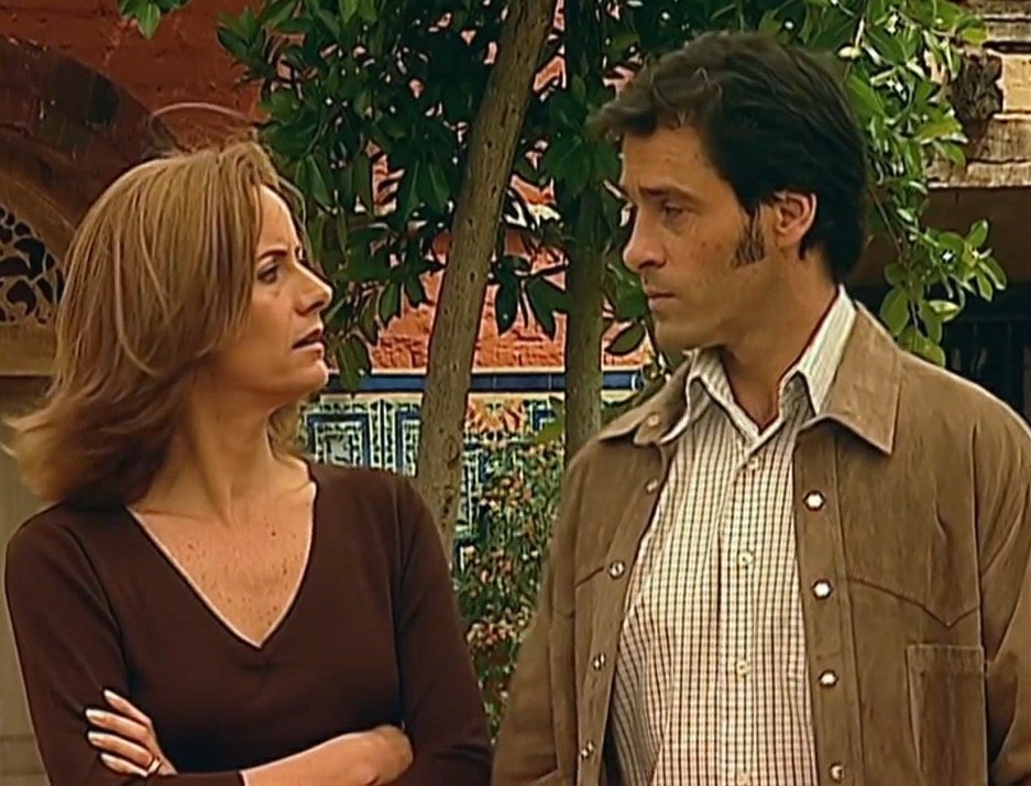 PasdeGavilanes's tweet photo. #PasiónDeGavilanes #GavilanesNova #PDG99 Doña Gabriela se ve obligada a mentirle a la policía para encubrir a Dínora. https://t.co/4y3EHS8I7l