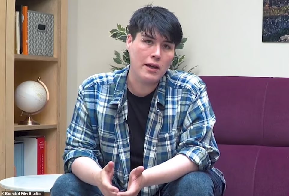 TheUKAr's tweet image. متحولان جنسيًا يعلنان للإعلام عن ندمهما لخضوعهما لعمليات تغيير الجنس وتحدثا عن الآثار الرهيبة على صحتهما العقلية والجسدية .. داعين لمحاسبة الجهات التي أشرفت وتسببت في تسريع إجراء هذه العمليات