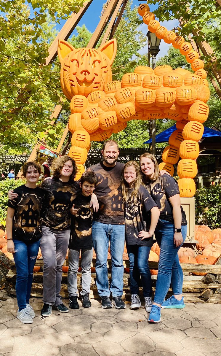 Sundays spent <a href="/SDCAttractions/">Silver Dollar City</a> makes for sleepy Mondays, but we enjoyed the gorgeous weather &amp; lovely decorations. Thankful to have this time together 🧡🧡🧡 <a href="/HenriWhitehead/">Henri Whitehead</a>