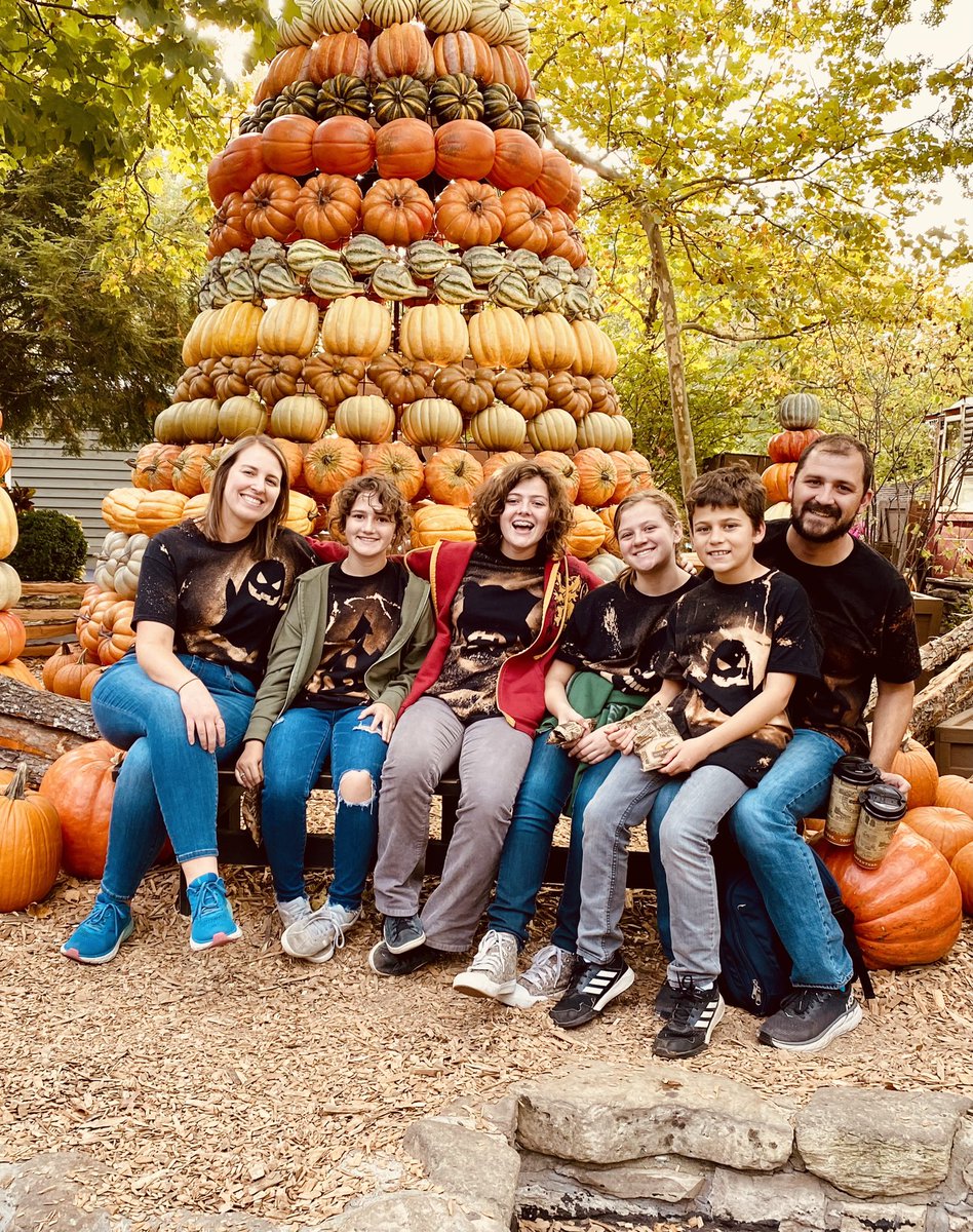 leandra0414's tweet photo. Sundays spent @SDCAttractions makes for sleepy Mondays, but we enjoyed the gorgeous weather &amp; lovely decorations. Thankful to have this time together 🧡🧡🧡 @HenriWhitehead https://t.co/CBIvzwleQJ