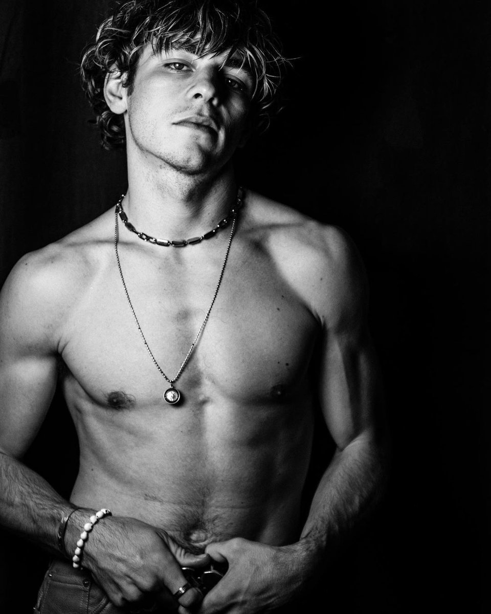 DailyRoss's tweet photo. Ross Lynch photographed by Damon Baker 🖤 (via damon_baker on Instagram) https://t.co/q7pw9ZKohw