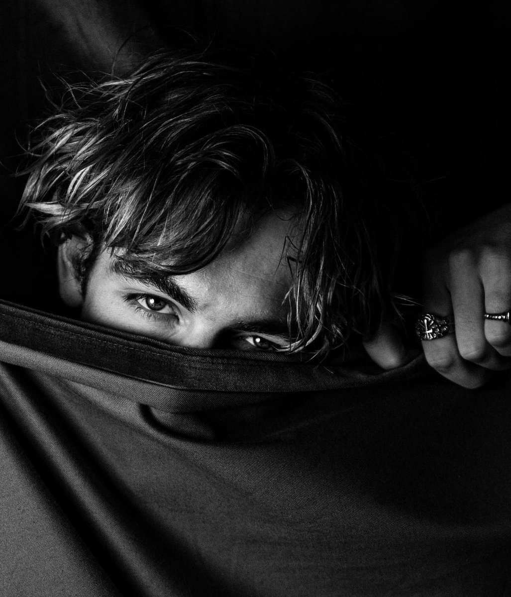 DailyRoss's tweet photo. Ross Lynch photographed by Damon Baker 🖤 (via damon_baker on Instagram) https://t.co/q7pw9ZKohw