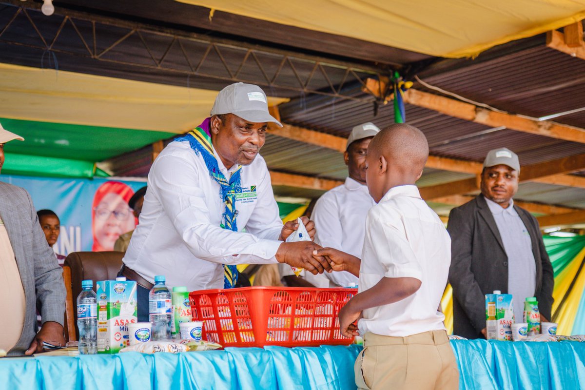 FAOTanzania's tweet photo. .@UnitedNationsTZ  agencies distributed milk to school-aged children during the #WorldFoodDay celebrations in Simiyu to raise awareness on the importance of milk for #nutrition, improved health and performance at school. 

#lisheboranimtaji https://t.co/bj9esVZ24E